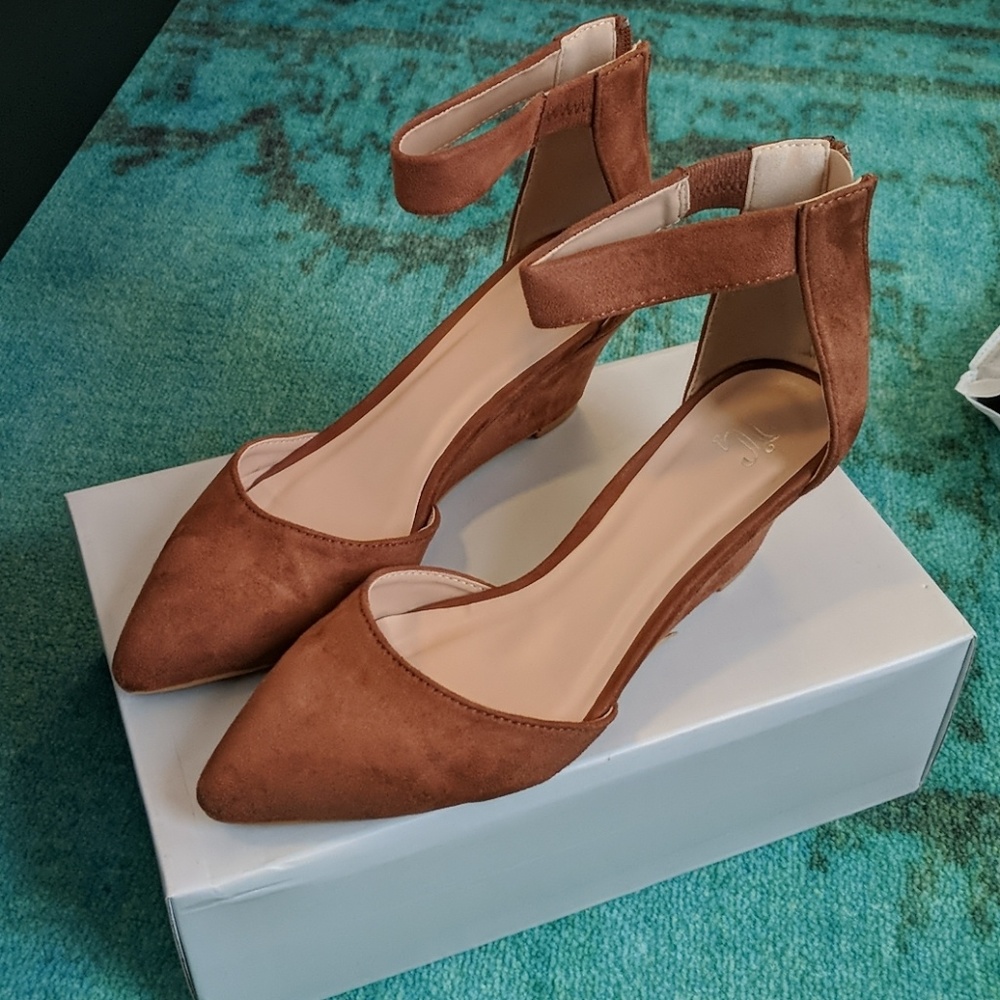 Cognac pointed toe wedge